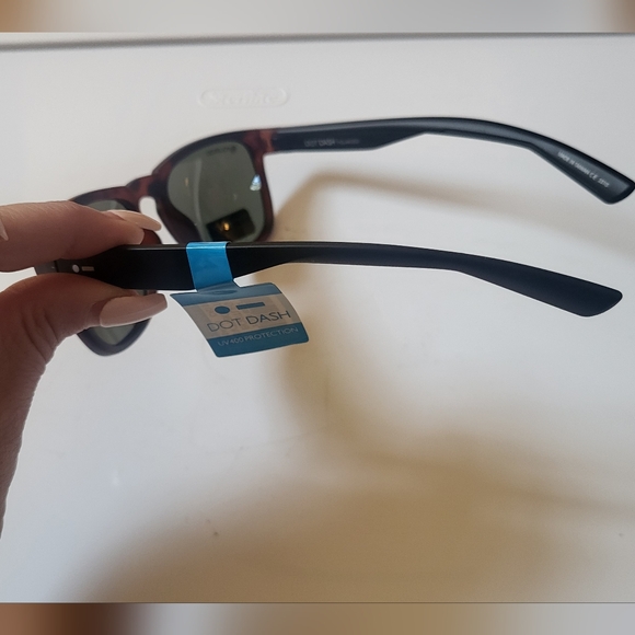 NWT. DOT DASH POLARIZED CLASSIC SUNGLASSES - Picture 4 of 5
